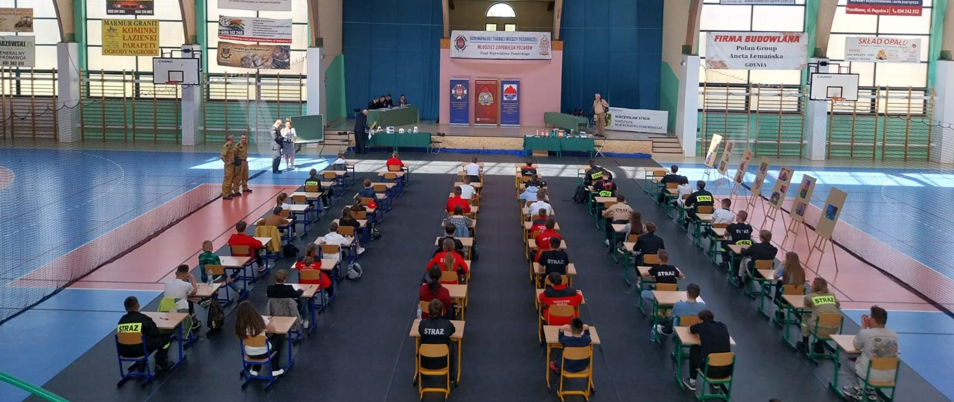 Uczestnicy eliminacji województwa pomorskiego Ogólnopolskiego Turnieju Wiedzy Pożarniczej podczas turnieju.