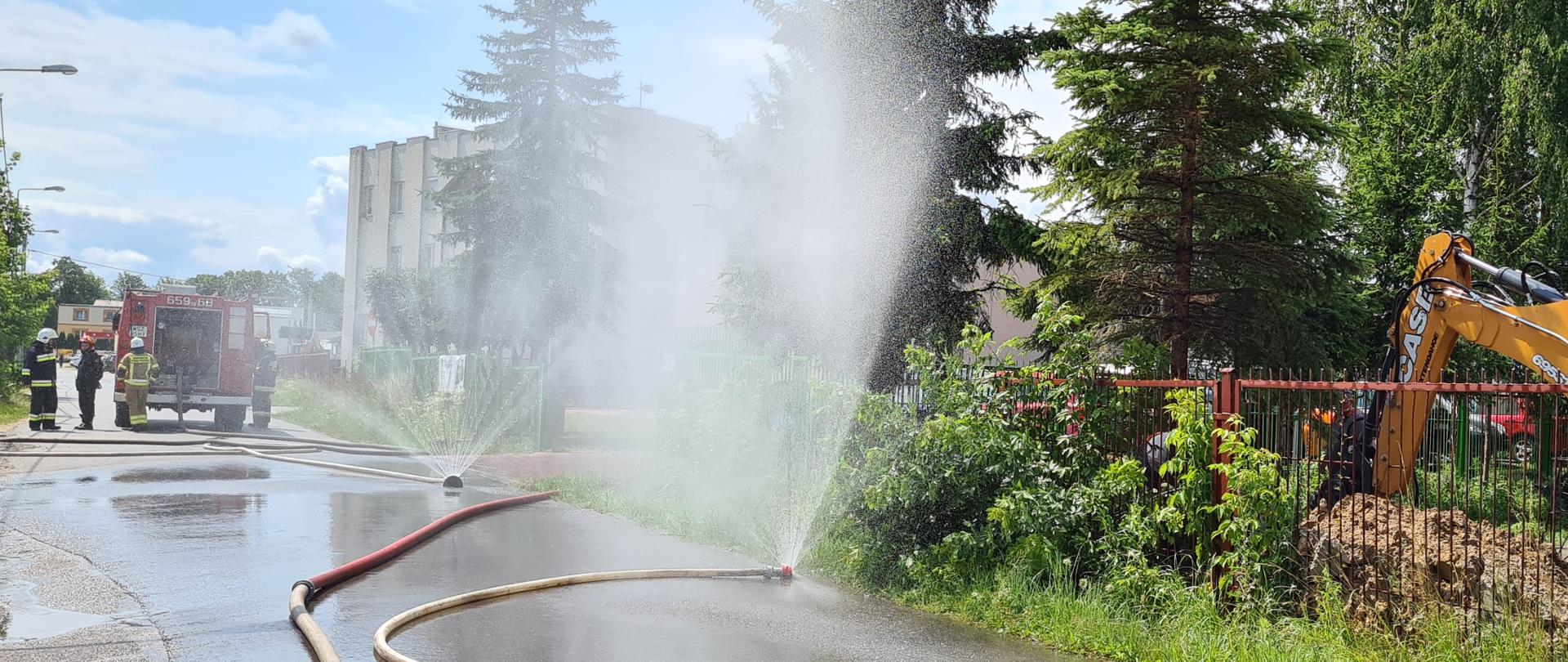 Fotografia przedstawiająca linie gaśnicze zakończone kurtynami wodnymi 52 w działaniach obrony w trakcie wycieku gazu z uszkodzonego gazociągu.