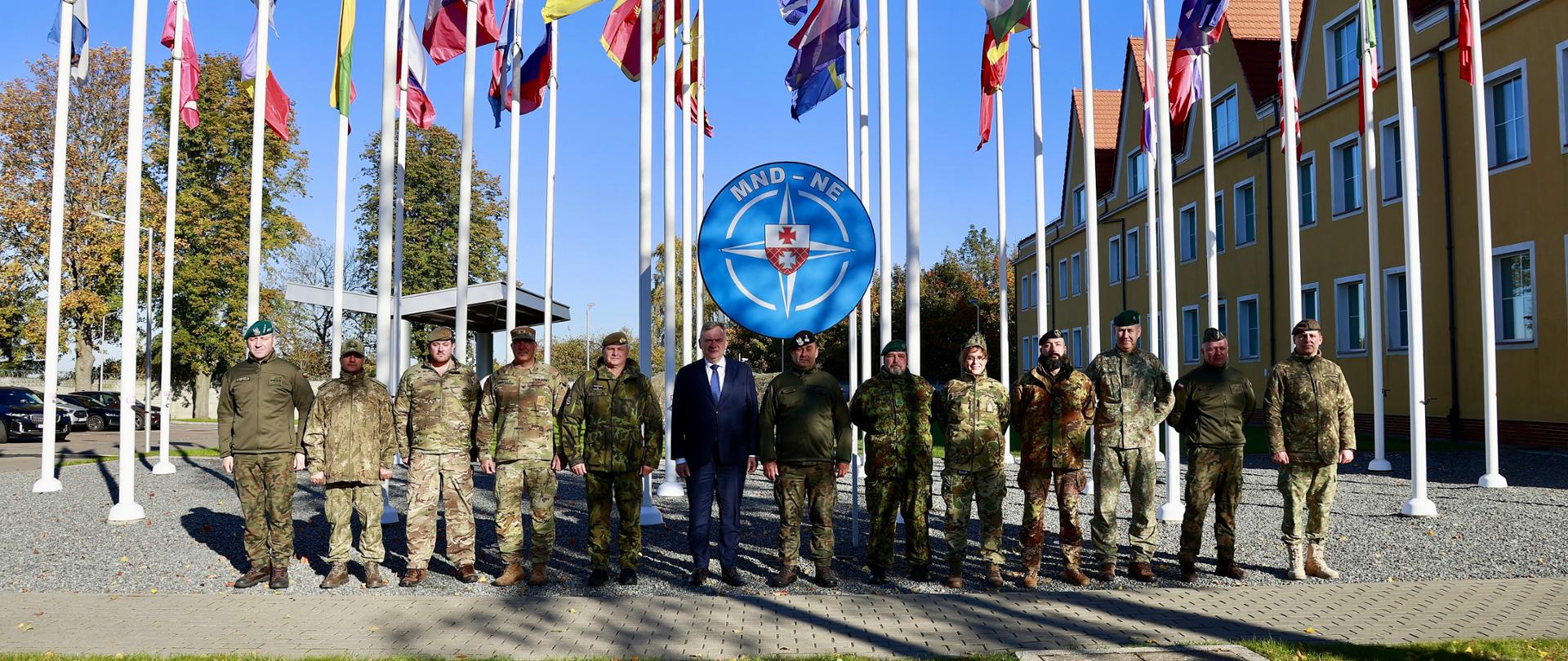 Wiceminister Obrony Narodowej Paweł Bejda złożył wizytę w Elblągu, gdzie spotkał się z dowództwem oraz żołnierzami Wielonarodowej Dywizji Północny Wschód (MND-NE), Pułku Wsparcia Dowodzenia oraz 16. Pułku Logistycznego. Podczas spotkań przedstawione zostały struktury, zadania oraz podstawowe wyposażenie jednostek.