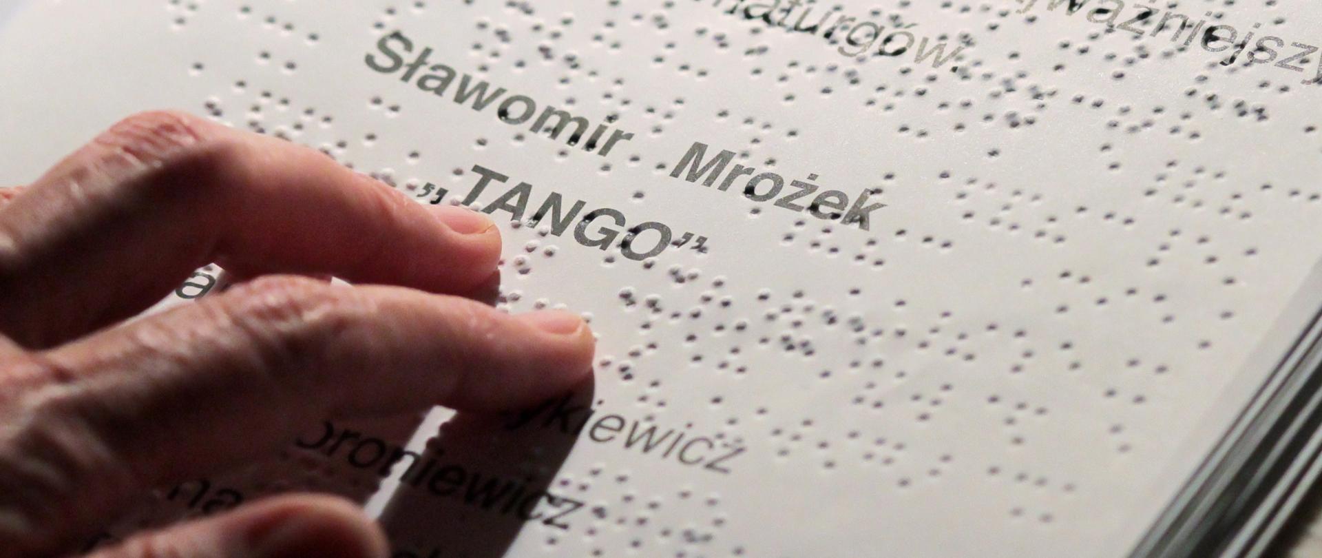  Dłoń osoby czytającej alfabet Breila fot. Tomasz Waszczuk/PAP