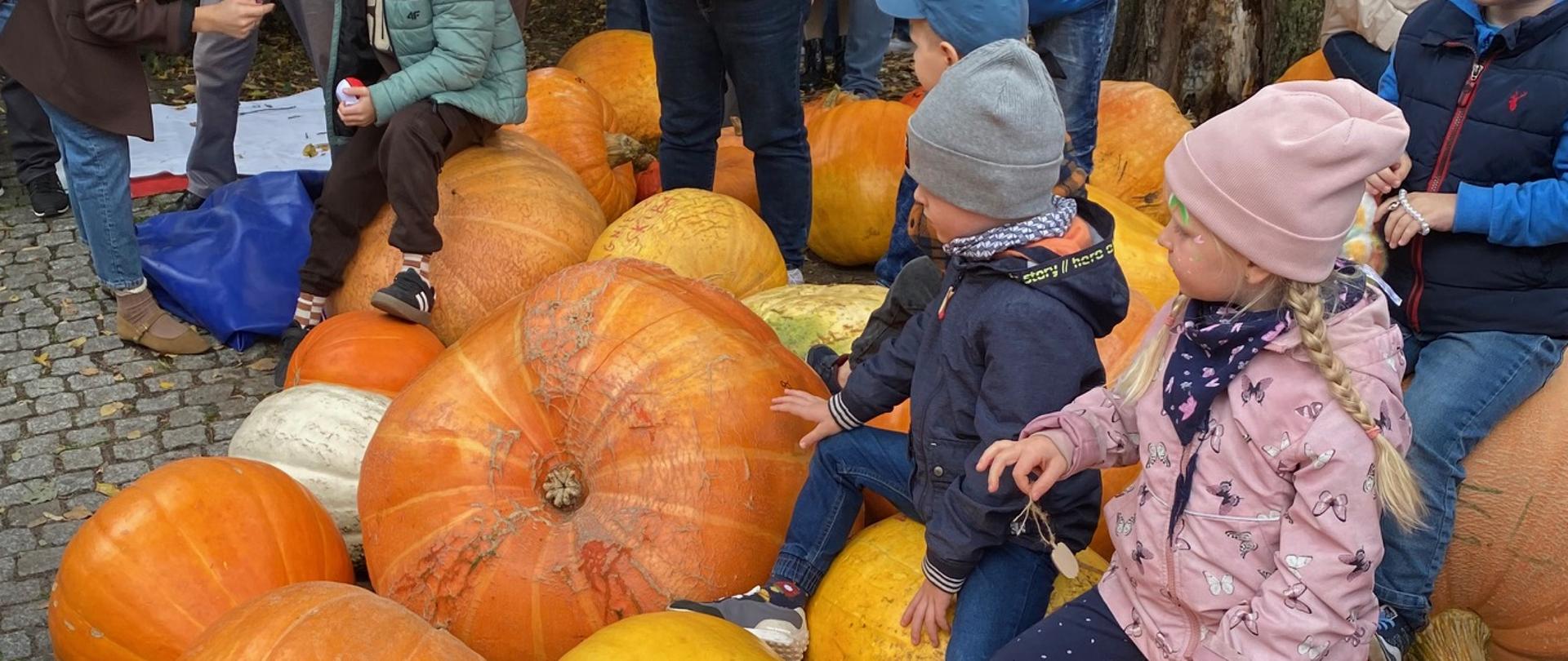 Dyniowe dekoracje dobre też do zabawy