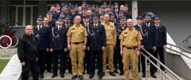 Absolwenci szkolenia kierujących działaniem ratowniczym dla członków Ochotniczych Straży Pożarnych na tle Komendy