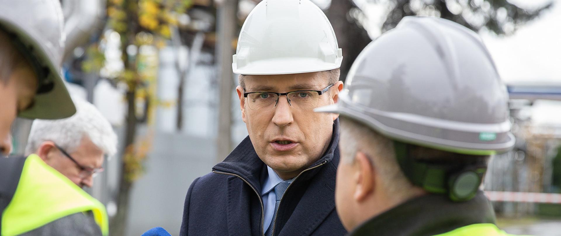 Wiceminister Maciej Małecki rozmawia z dziennikarzami, bliski plan. 