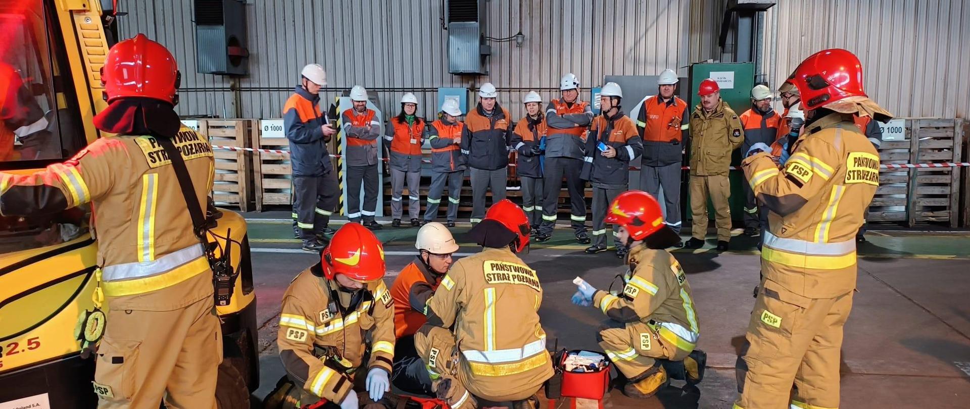 Strażacy ćwiczą element polegający na udzielaniu pierwszej pomocy.