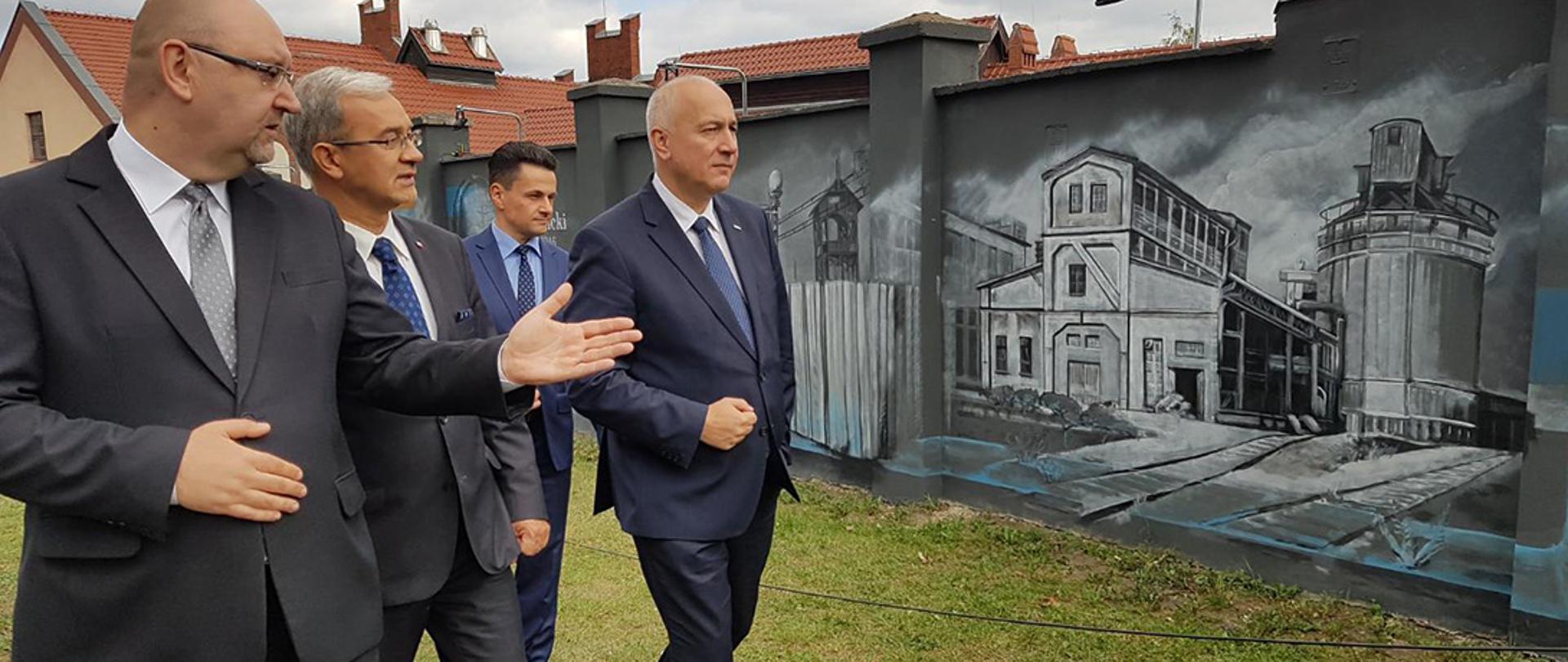 Minister Joachim Brudziński na odsłonięciu muralu w Szczecinie