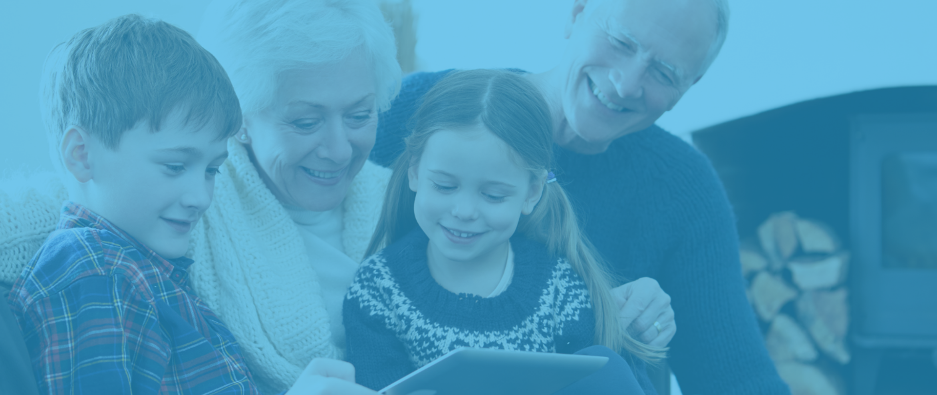 Babcia i dziadek z dwójką wnuków