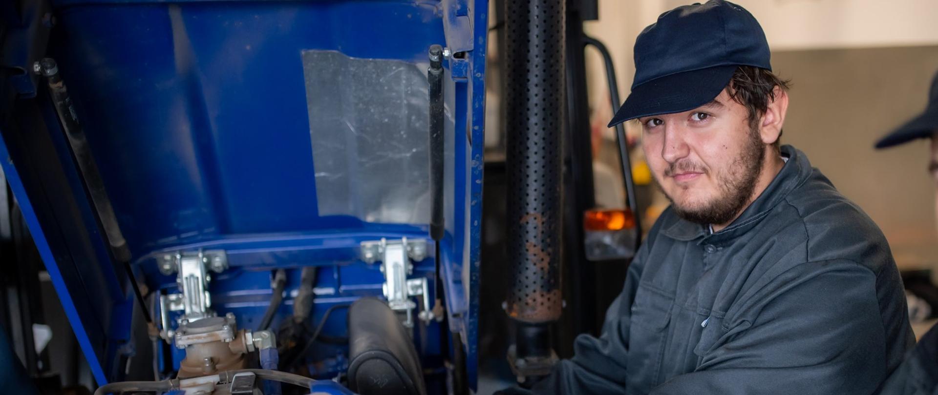 Uczniowie reperują ciągnik rolniczy