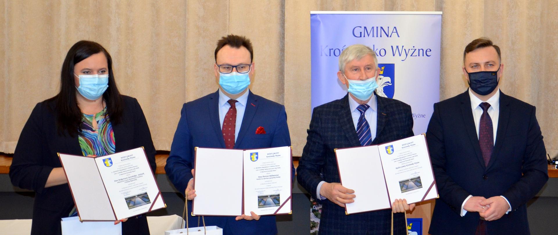 Na zdjęciu cztery osoby (pierwsza od lewej minister Małgorzata Jarosińska-Jedynak) z podpisanymi umowami na inwestycje w Krościenku Wyżnym