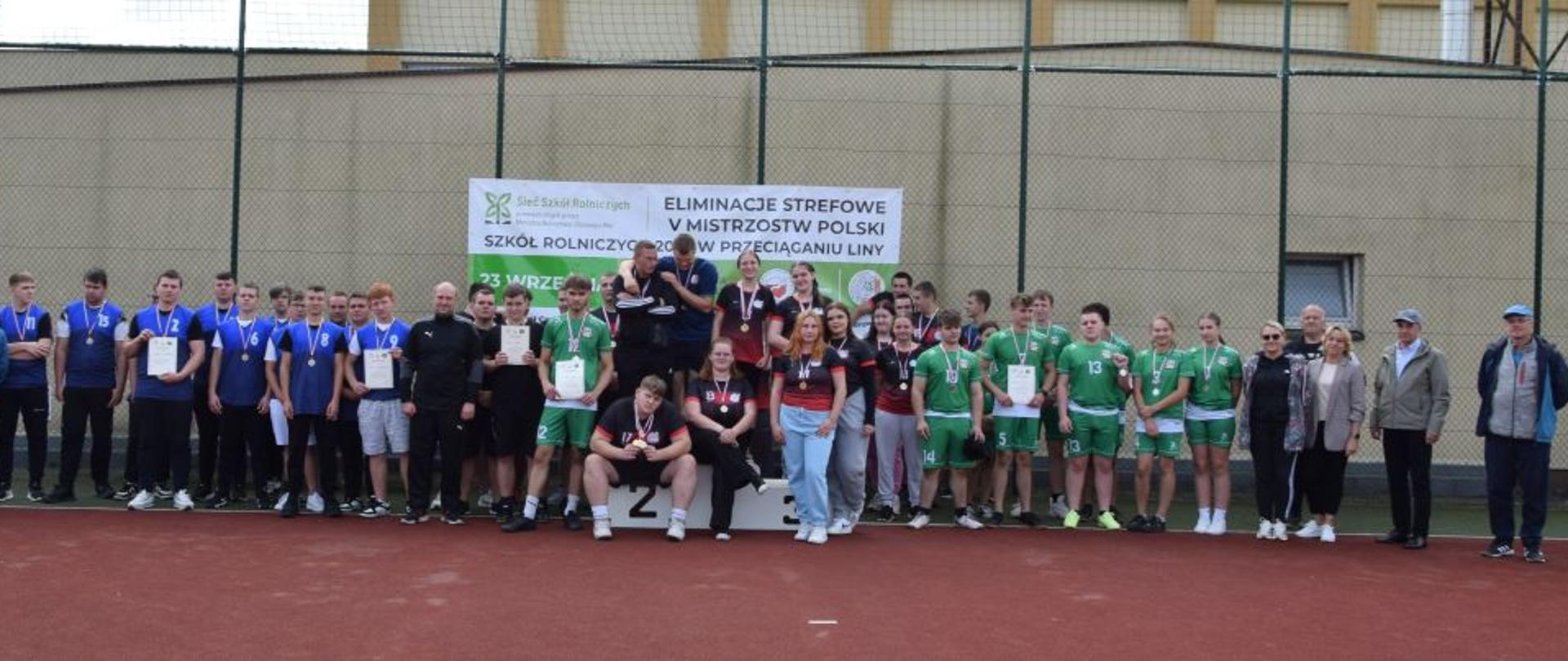 Drużyny biorące udział w rozgrywkach wraz z trenerami, dyrekcją oraz prowadzącymi imprezę