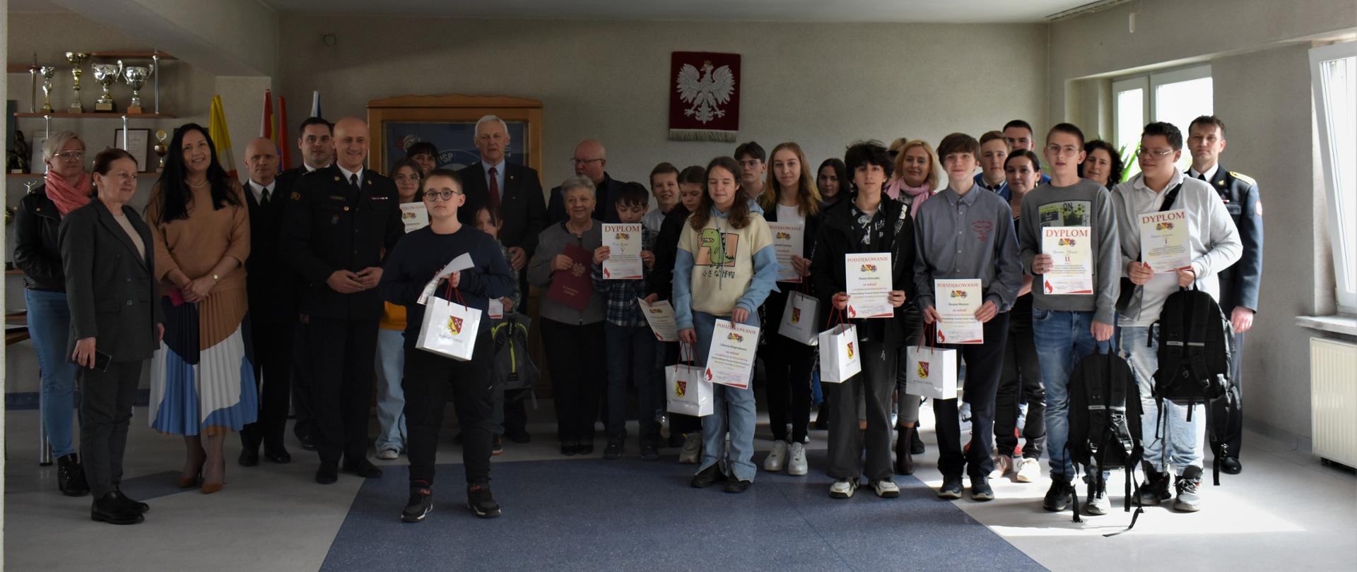 Na zdjęciu w komendzie powiatowej państwowej straży pożarnej w żarach widać wszystkich uczestników etapu powiatowego ogólnopolskiego turnieju wiedzy pożarniczej wraz z opiekunami i organizatorami.