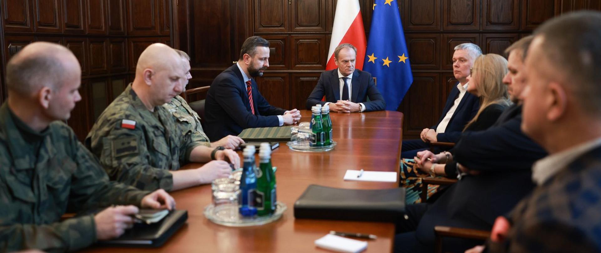 Premier Donald Tusk, Wicepremier Minister Obrony Narodowej Władysław Kosiniak-Kamysz, podczas spotkania z szefem Sztabu Generalnego, Dowódcą Operacyjnym Rodzajów Sił Zbrojnych, Ministra-Koordynatora służb specjalnych oraz szefami służb: Agencji Bezpieczeństwa Wewnętrznego, Służby Kontrwywiadu Wojskowego i Służby Wywiadu Wojskowego