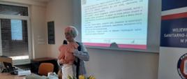 Pokaz samobadania prowadzony przez dr n. med. Agnieszkę Dyzmann-Srokę - Kierownika Zakładu Epidemiologii i Profilaktyki Nowotworów Wielkopolskiego Centrum Onkologii
