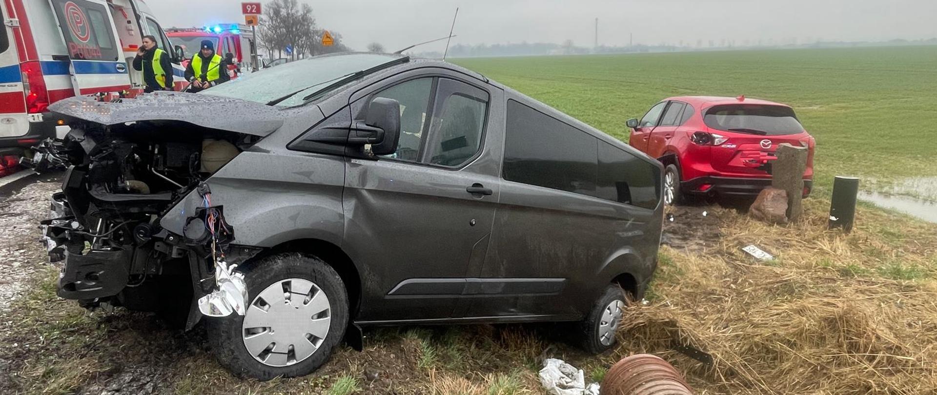 Dwa pojazdy po wypadku drogowym, znajdujące się poza drogą.