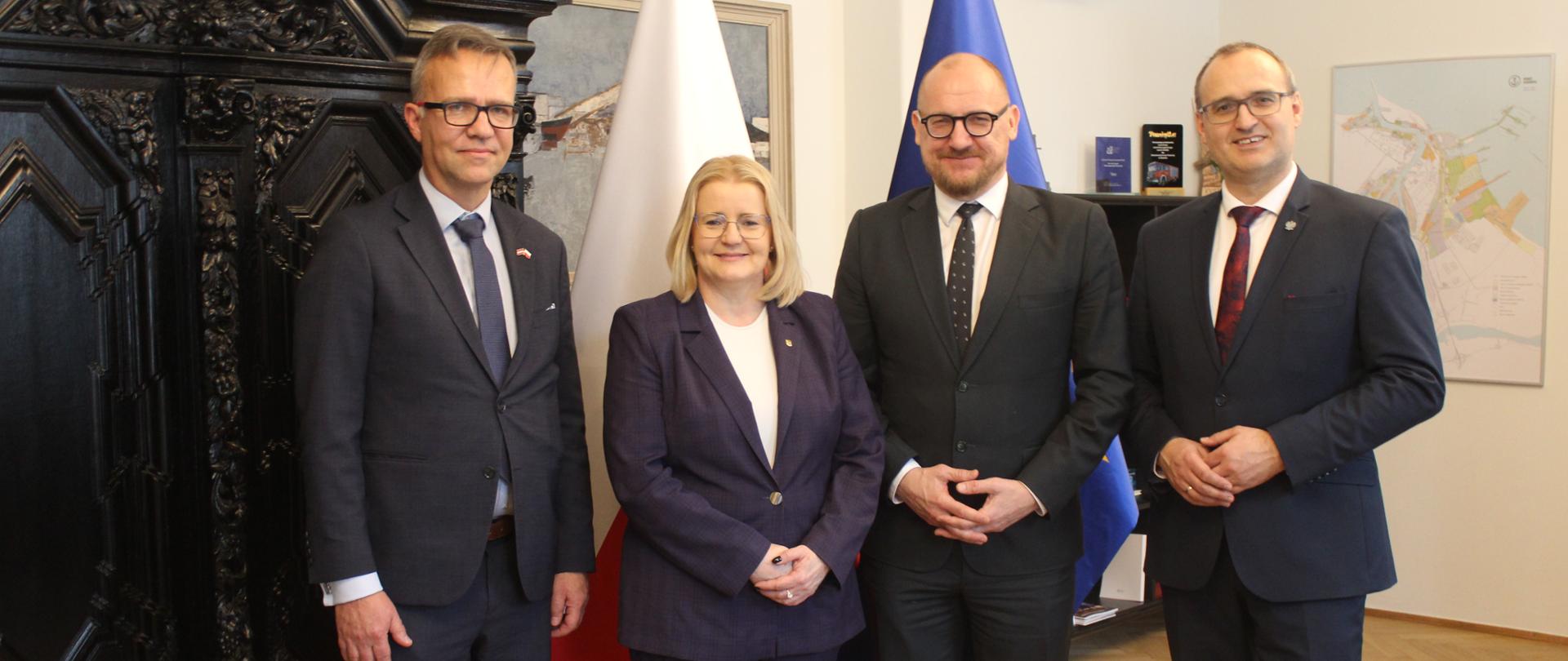 Grupa osób pozuje do zdjęcia