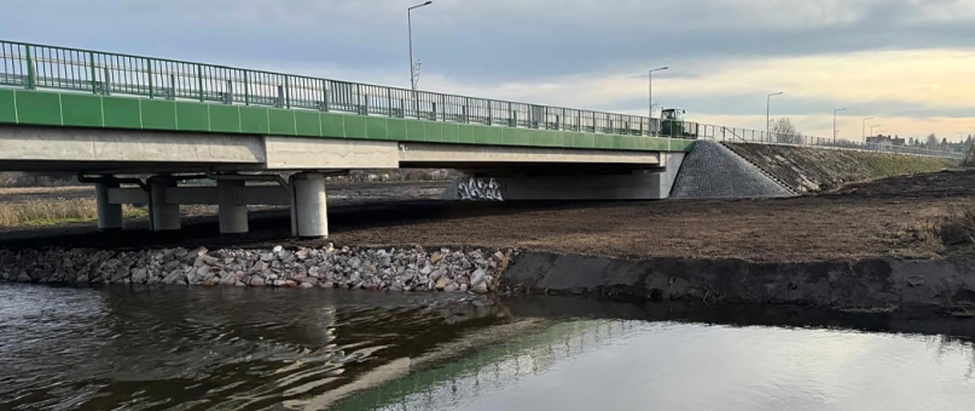 Na zdjęciu widać most i koryto wąskiej rzeki.