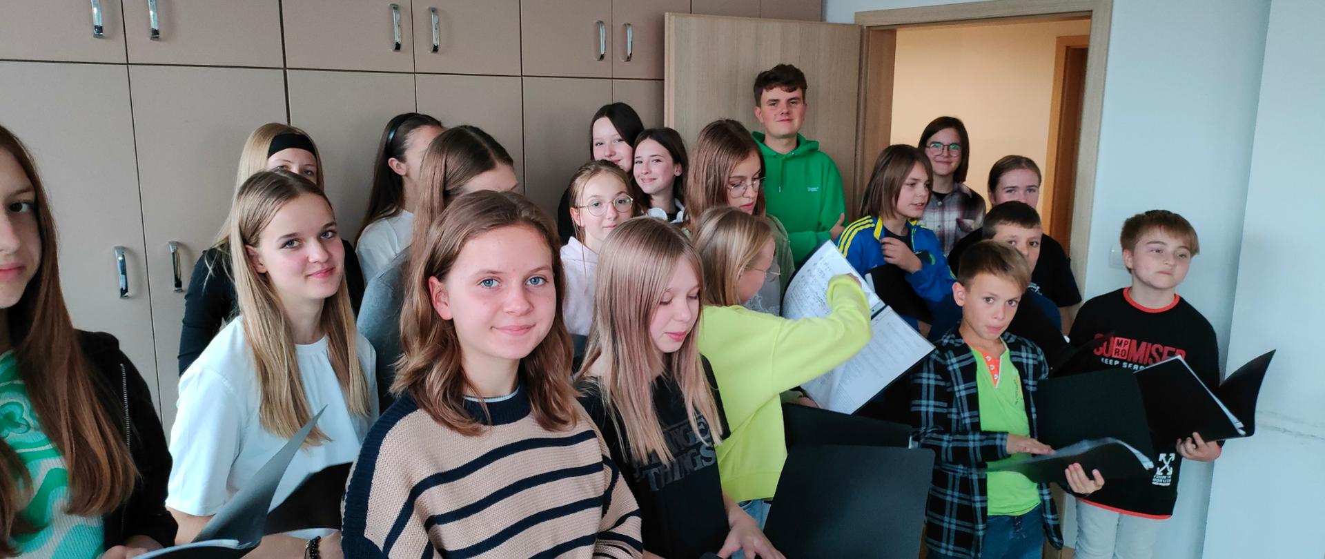 Chór szkolny podczas koncertu w poradni psychologiczno-pedagogicznej w Gostyniu.