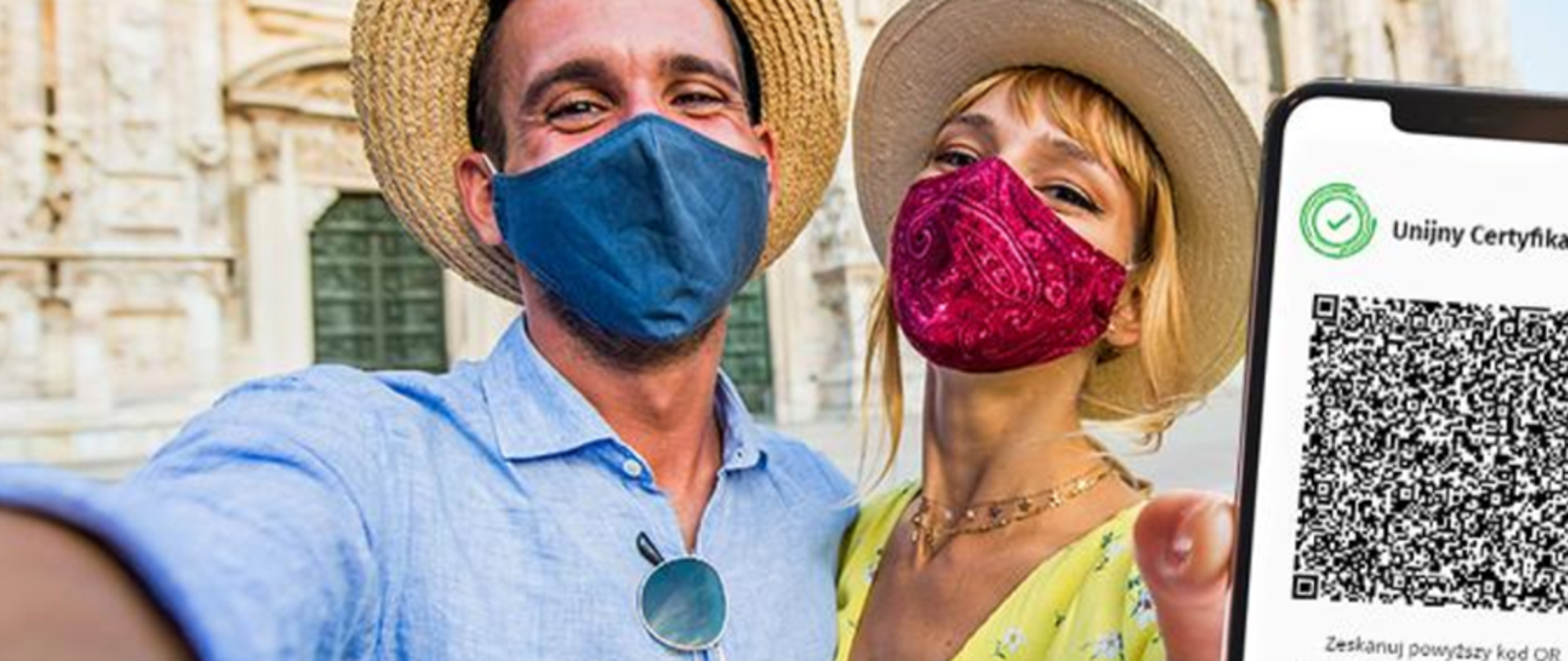 Na zdjęciu widać parę podczas podróży okazującą Unijny Certyfikat Covid na swoim telefonie