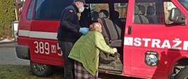 Strażacy z OSP Kotuń pomagają osobom starszym w transporcie na szczepienie, w ramach akcji #SzczepimySię.