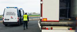 Kontrola jednego z ciężarowych pojazdów, którą przeprowadzili leszczyńscy inspektorzy z WITD w Poznaniu. Po lewej inspekcyjny furgon, po prawej skontrolowany zespół pojazdów. W centrum, między pojazdami, przechodzi inspektor ITD.