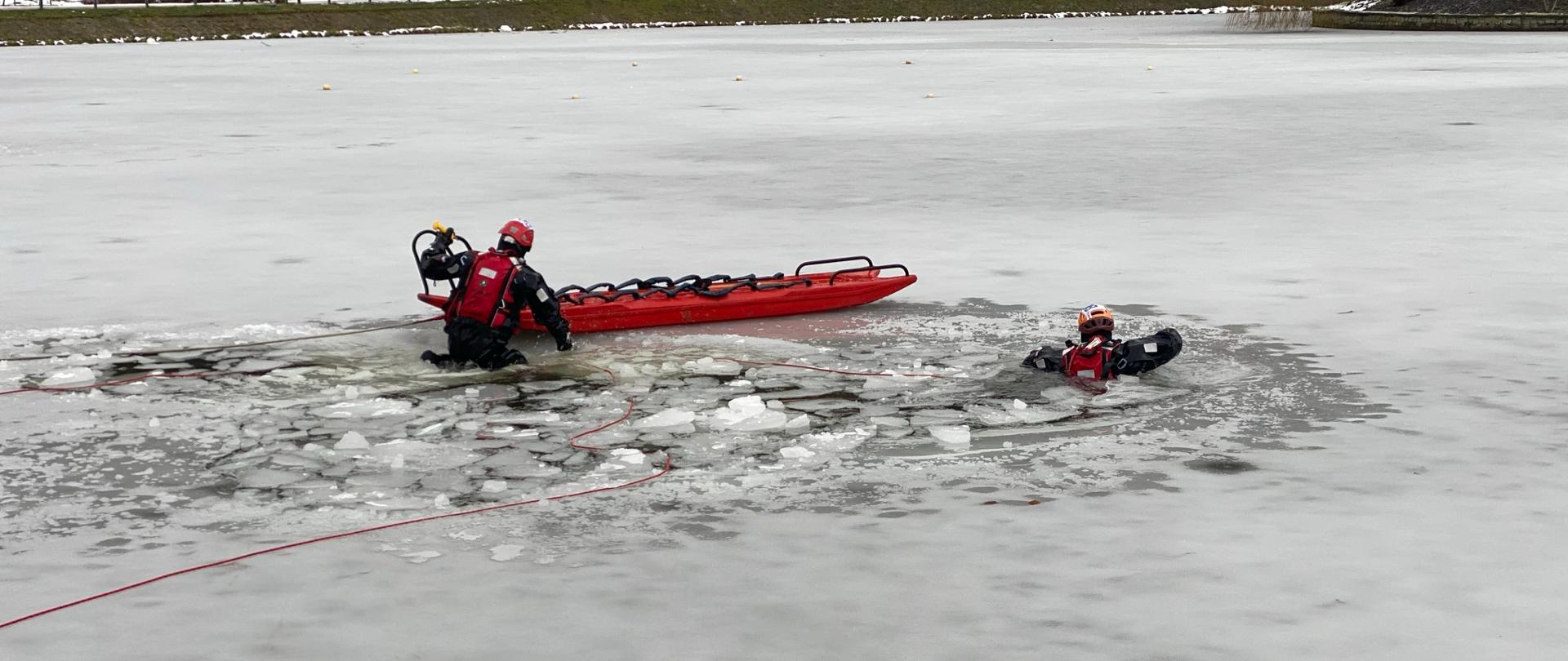 Strażak na zamarzniętym stawie