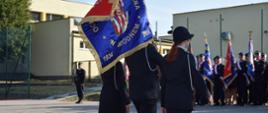 Poczet sztandarowy z sztandarem OSP Jagodne w tle strażacy OSP w szyku