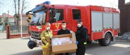 Strażacy powiatu sokólskiego dystrybuują maseczki do parafii