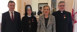 L'ambasciatore Anna Maria Anders, l'ambasciatore Artur Pollok con gli insigniti: suor Julia e don Andrzej Dobrzyński