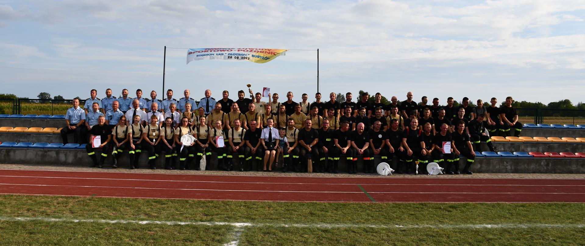 Na zdjęciu widzimy uczestników zawodów, sędziów oraz władze lokalne pozujące do zbiorowego zdjęcia.