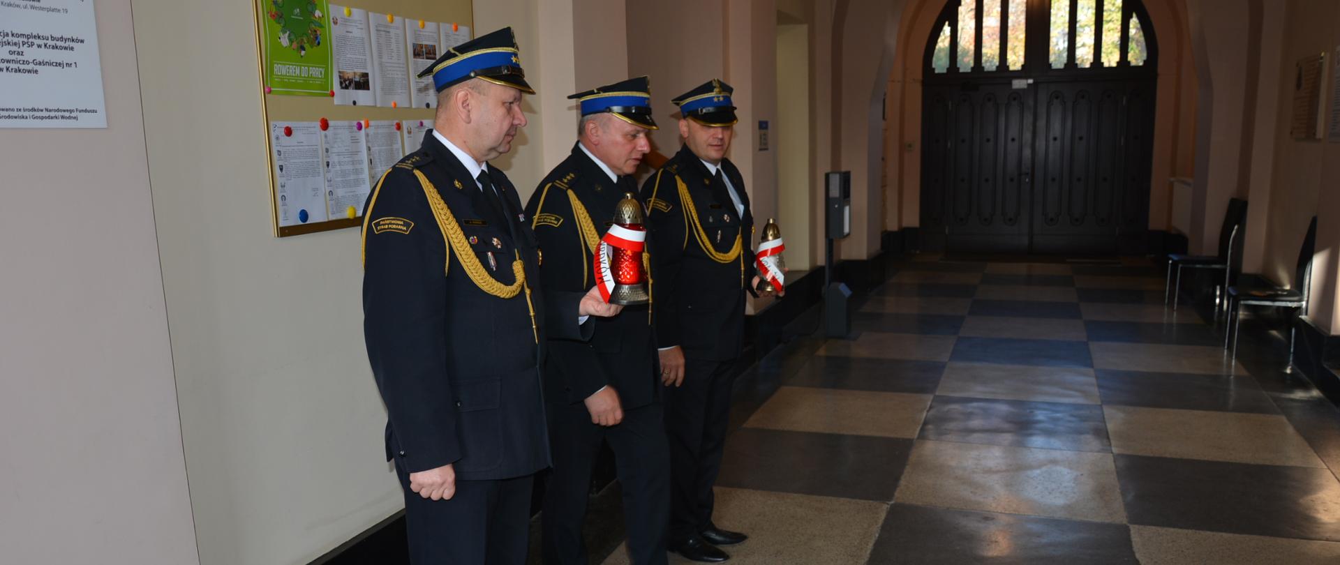 Kierownictwo KM PSP w Krakowie wspomina poległych i zmarłych strażaków.