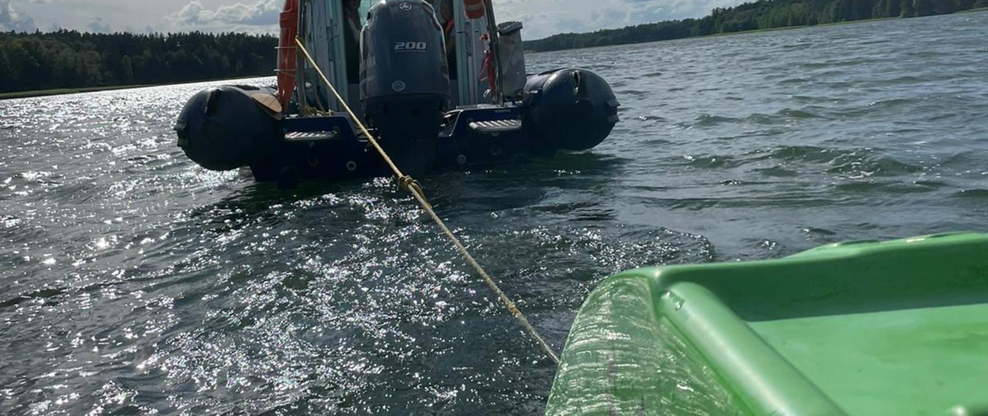 Zdjęcie obrazuje łódź Policji i rowerek wodny który jest holowany