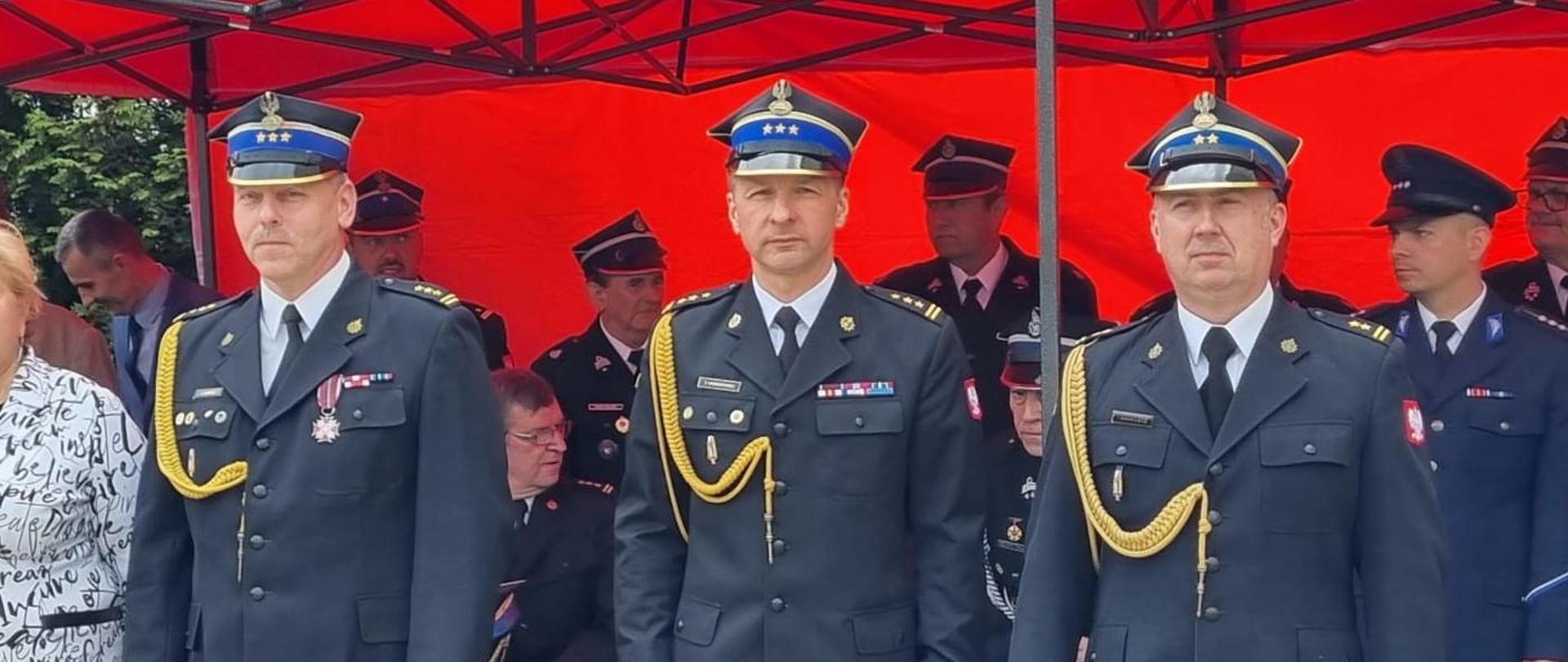 3 strażaków w umundurowaniu galowym