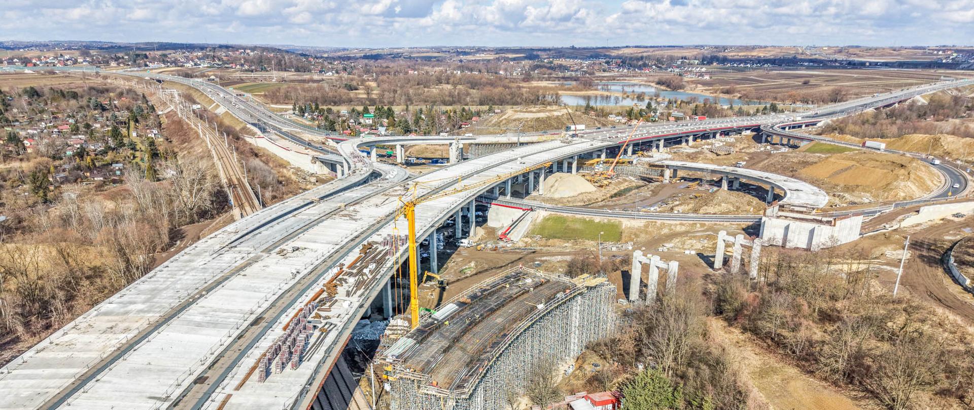 S7 Mistrzejowice, budowa obiektów węzła S7 i POK, zdjęcie lotnicze, w oddali zalewy w Zesławicach