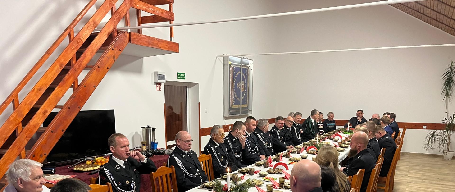 Spotkanie przy Wigilijnym stole strażaków Miasta i Gminy Sianów wraz z włodarzami gminy i powiatu