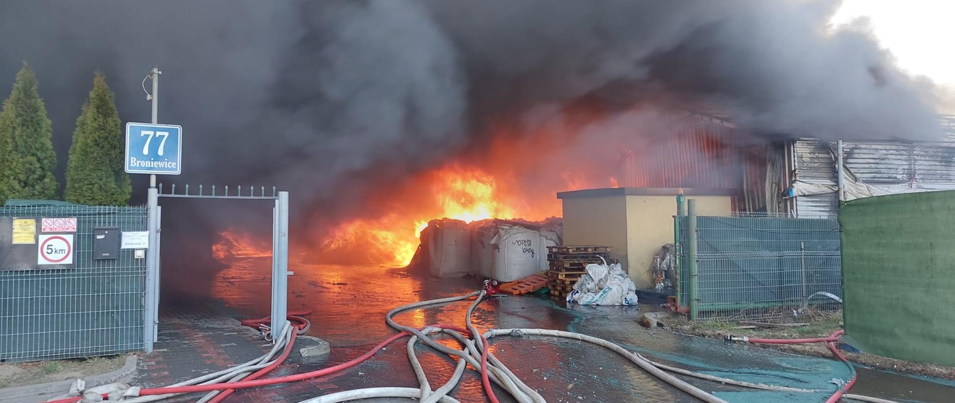 Pożar na terenie zakładu tworzyw sztucznych w Broniewicach
