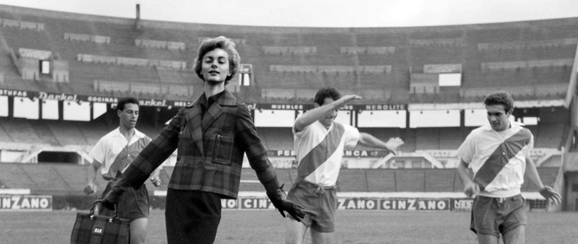 María Marta Lagarrigue junto a jugadores del Club Atlético River Plate, Estadio Monumental, 1959. Boleslaw Senderowicz - Archivo