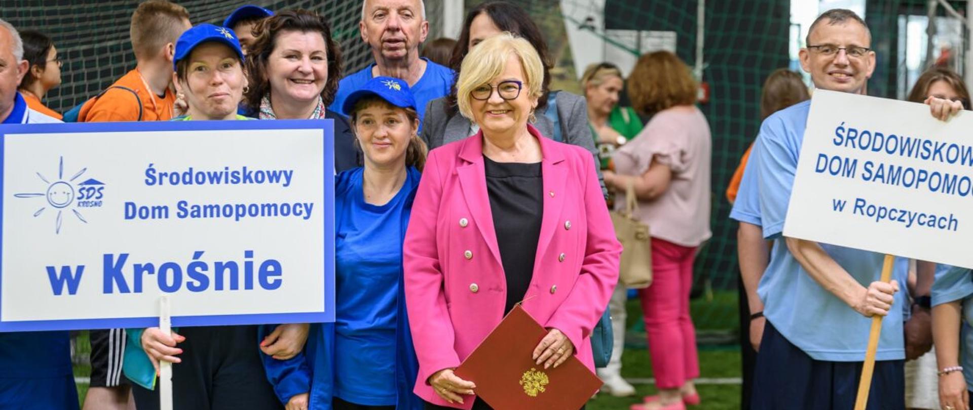 Zdjęcie przedstawia wojewodę podkarpackiego Teresę Kubas-Hul w otoczeniu uczestników spartakiady środowiskowych domów samopomocy