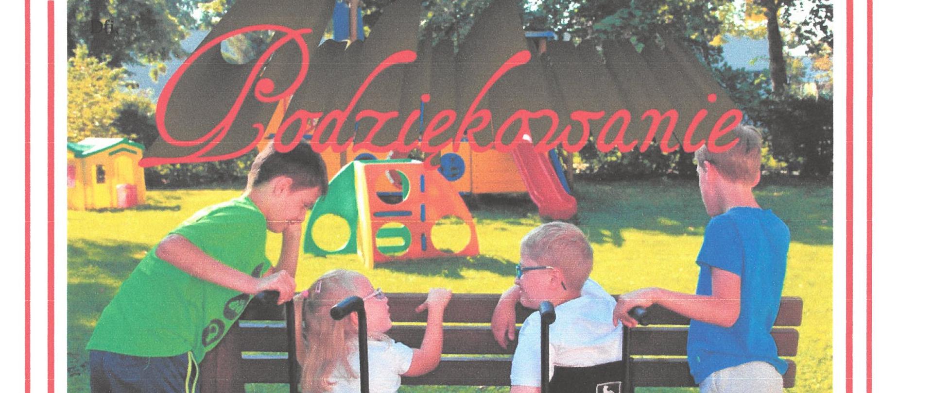 Na zdjęciu jest czworo dzieci. Dziewczynka i trzech chłopców. Dwoje jest na wózku inwalidzkim. Są radośni, nad nimi widnieje napis PODZIĘKOWANIE.Pod zdjęciem umieszczono datę oraz tekst: Składamy serdeczne podziękowanie Społeczności Szkoły Muzycznej I stopnia w Gdańsku Wrzeszczu za złożony dar serca zebrany podczas kiermaszu charytatywnego. Każdy gest ludzkiej dobroci i życzliwości jest bardzo cenny i pozostaje w naszej pamięci, pozwala nam czynić świat Dzieci piękniejszym. W lewym dolnym rogu umieszczona jest pieczątka z kolorowymi dłońmi dzieci oraz napis : ,, Gdańska Fundacja Korczaka. Kochaj i dawaj przykład. W prawym dolnym rogu widnieje pieczęć pani V-ce Prezes Zarządu Katarzyny Krefft.