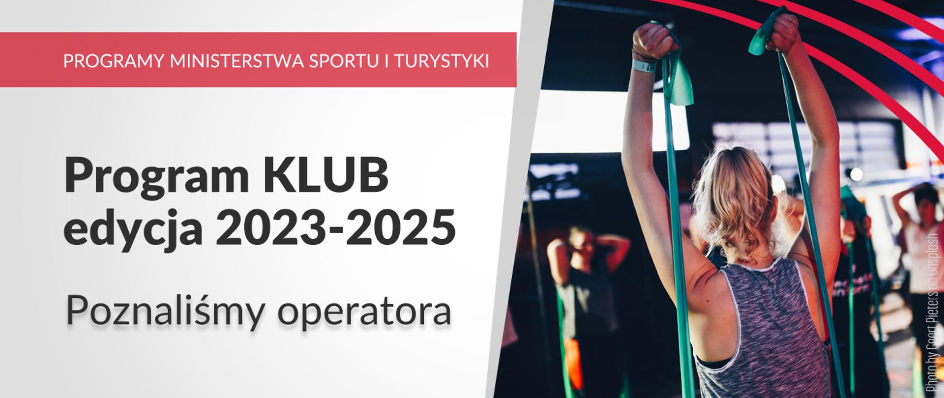 Poznaliśmy operatora Programu Klub w latach 2023 - 2025; na grafice zajęcia w klubie - uczestnicy wykonują ćwiczenia z gumami