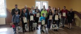 Obraz przedstawia uczestników i organizatorów powiatowych eliminacji Ogólnopolskiego Turnieju Wiedzy Pożarniczej