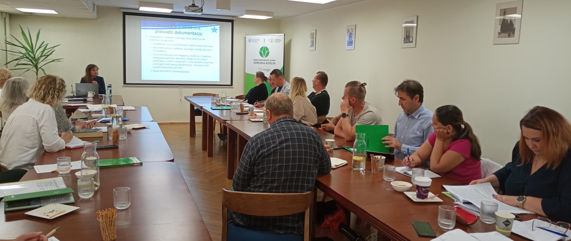 Inspektorzy WIORiN siedzący na sali konferencyjnej