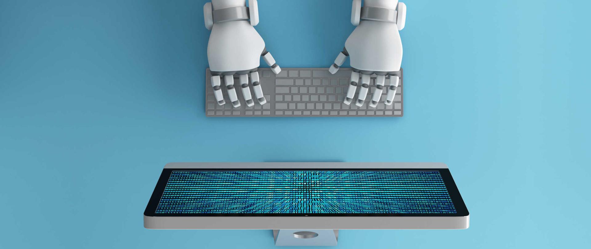 Błękitne tło. Na górze ręce robota pisząca na klawiaturze komputera. Na dole - ekran komputera, na którym widać ciągi niebiesko-zielonych cyfr 0 i 1. 