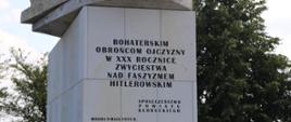 Cokół pomnika ku czci bohaterów bitwy pod Mokrą. Na cokole widnieje napis "Bohaterskim obrońcom ojczyzny w XXX rocznicę zwycięstwa nad faszyzmem hitlerowskim"