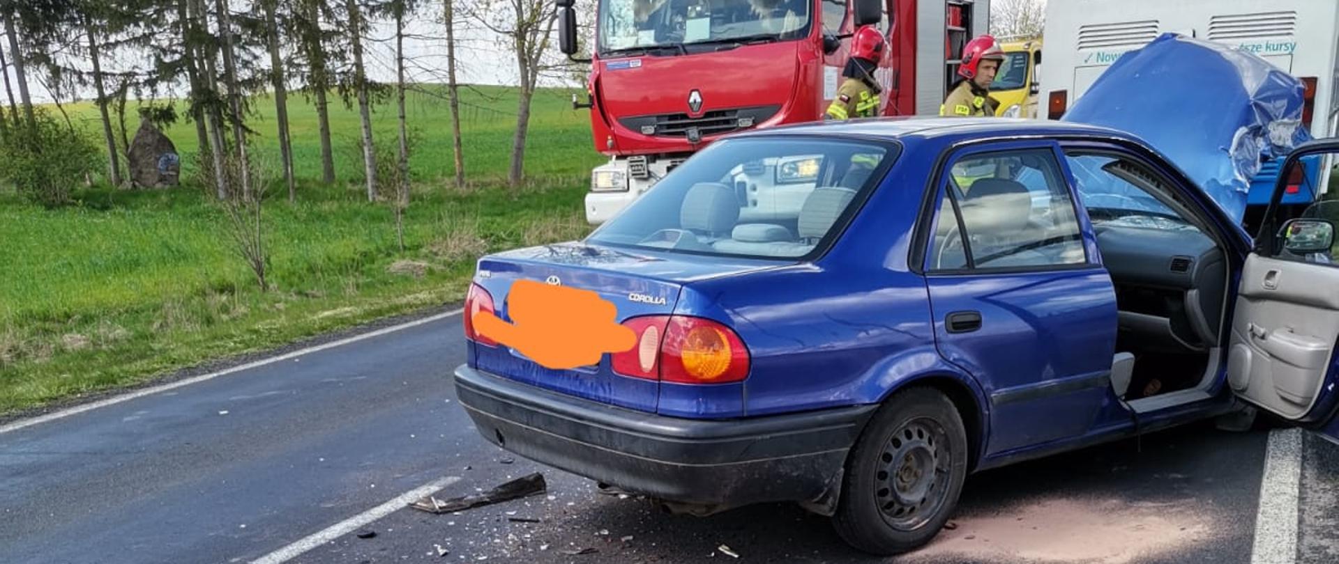 Zdjęcie przedstawia uszkodzone pojazdy po wypadku drogowym.