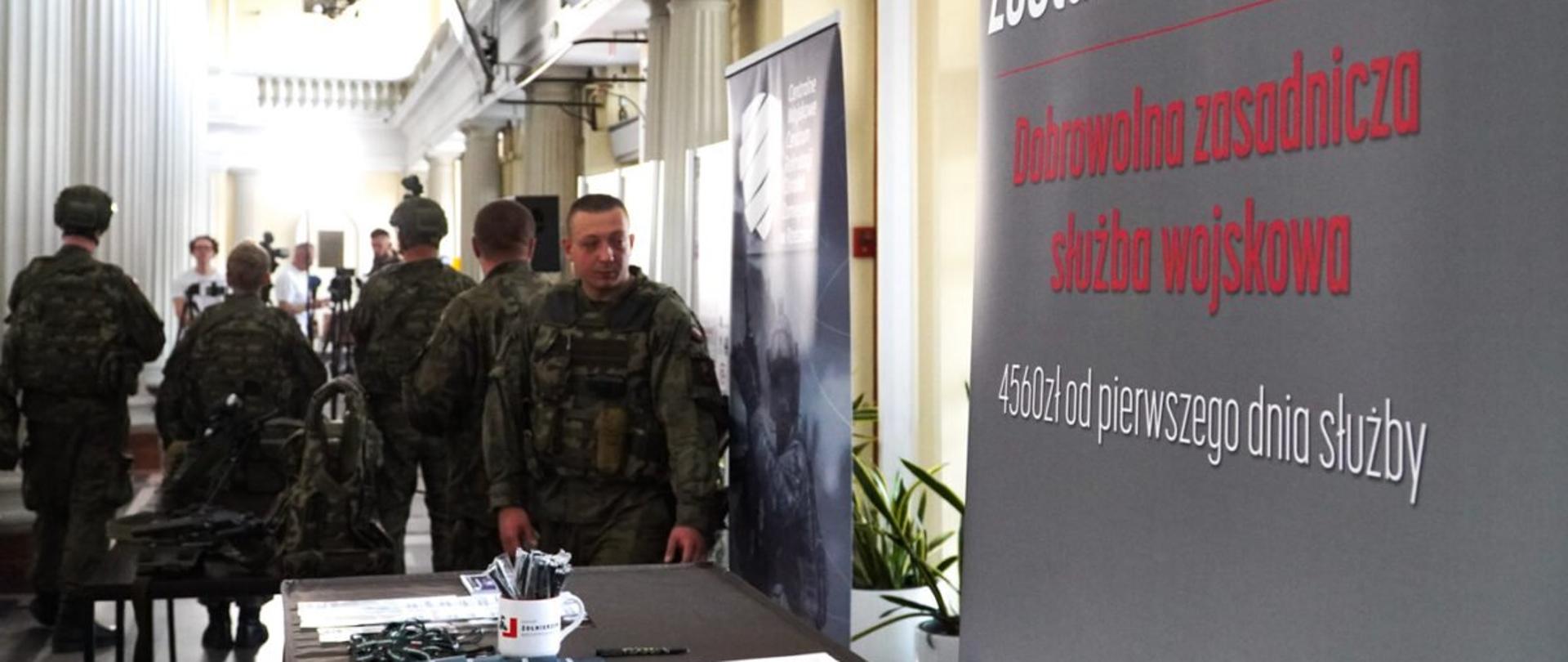 Baner z napisem "Zostań żołnierzem. Dobrowolna zasadnicza służba wojskowa. 4560 zł od pierwszego dnia służby". Obok żołnierze.