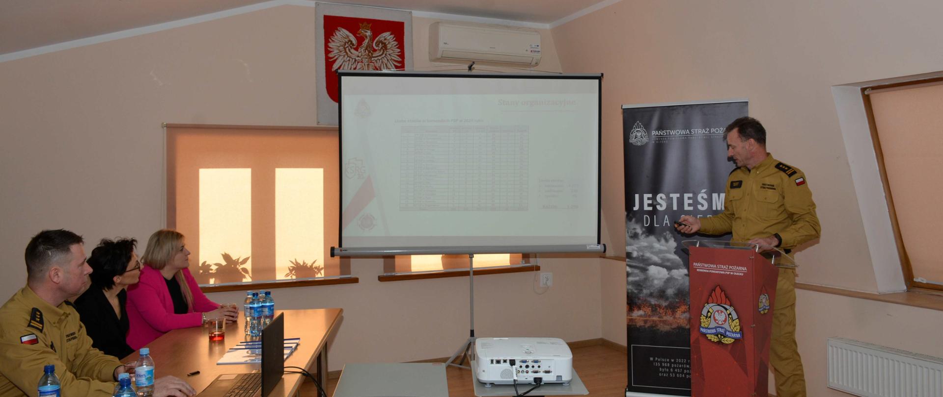 Narada roczna - Zastępca Komendanta Wojewódzkiego PSP omawiający prezentację