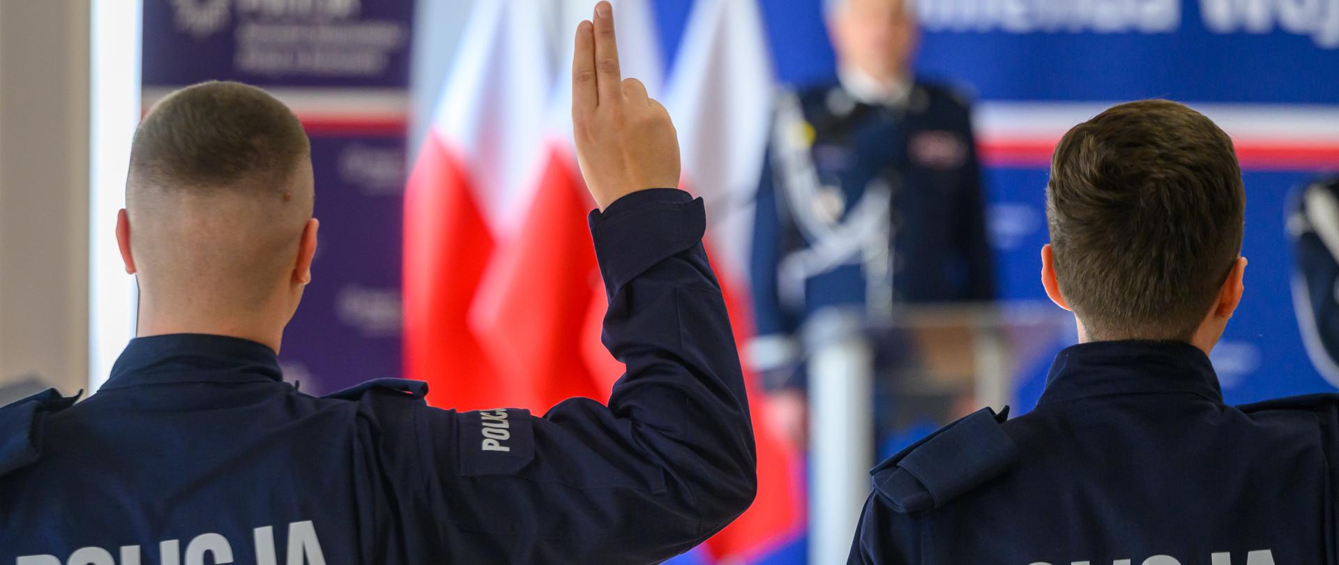 Zdjęcie przedstawia policjantów podczas ślubowania