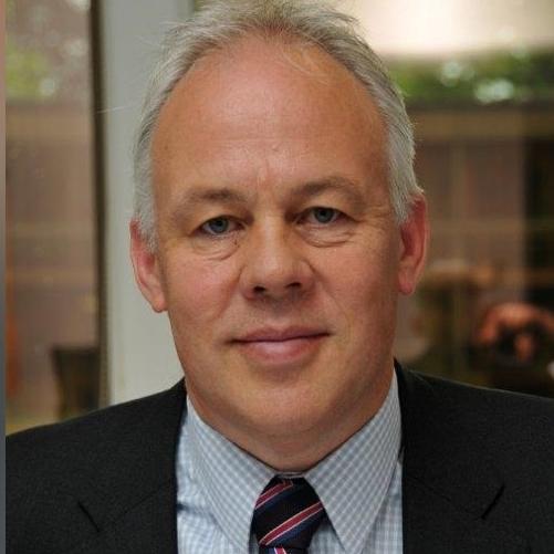 Elegancko ubrany mężczyzna pozuje do zdjęcia