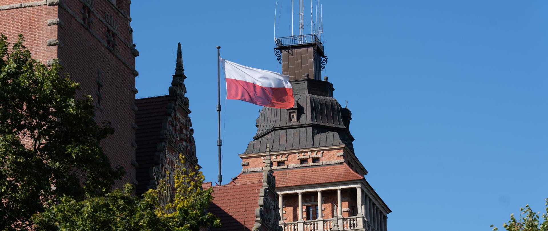 flaga na maszcie budynku urzędu