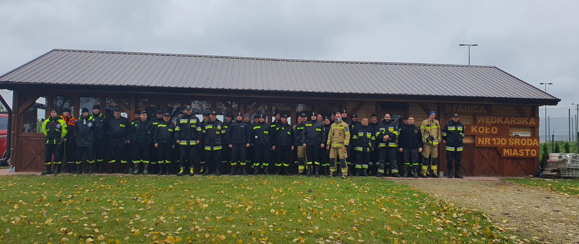 Na zdjęciu uczestnicy ćwiczeń na tle budynku podczas zdjęcia grupowego