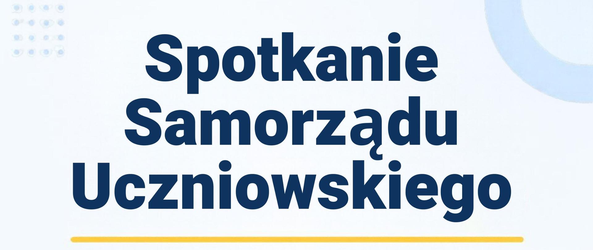 Plakat informujący o spotkaniu samorządu uczniowskiego w dniu 21 października 2026r o godz. 18:00 w sali nr 15. Na plakacie znjadują się podstawowe informacje o miejscu i godzinie spotkania. Na dole znajduje się grafika uśmiechniętej grupy młodzieży która siedzi obok siebie przy stole omawiając dokumentację, którą ma przed sobą. 